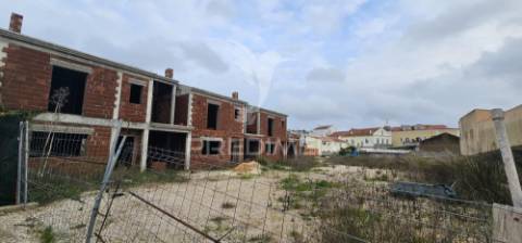 Terreno urbano com 6 moradias em construção