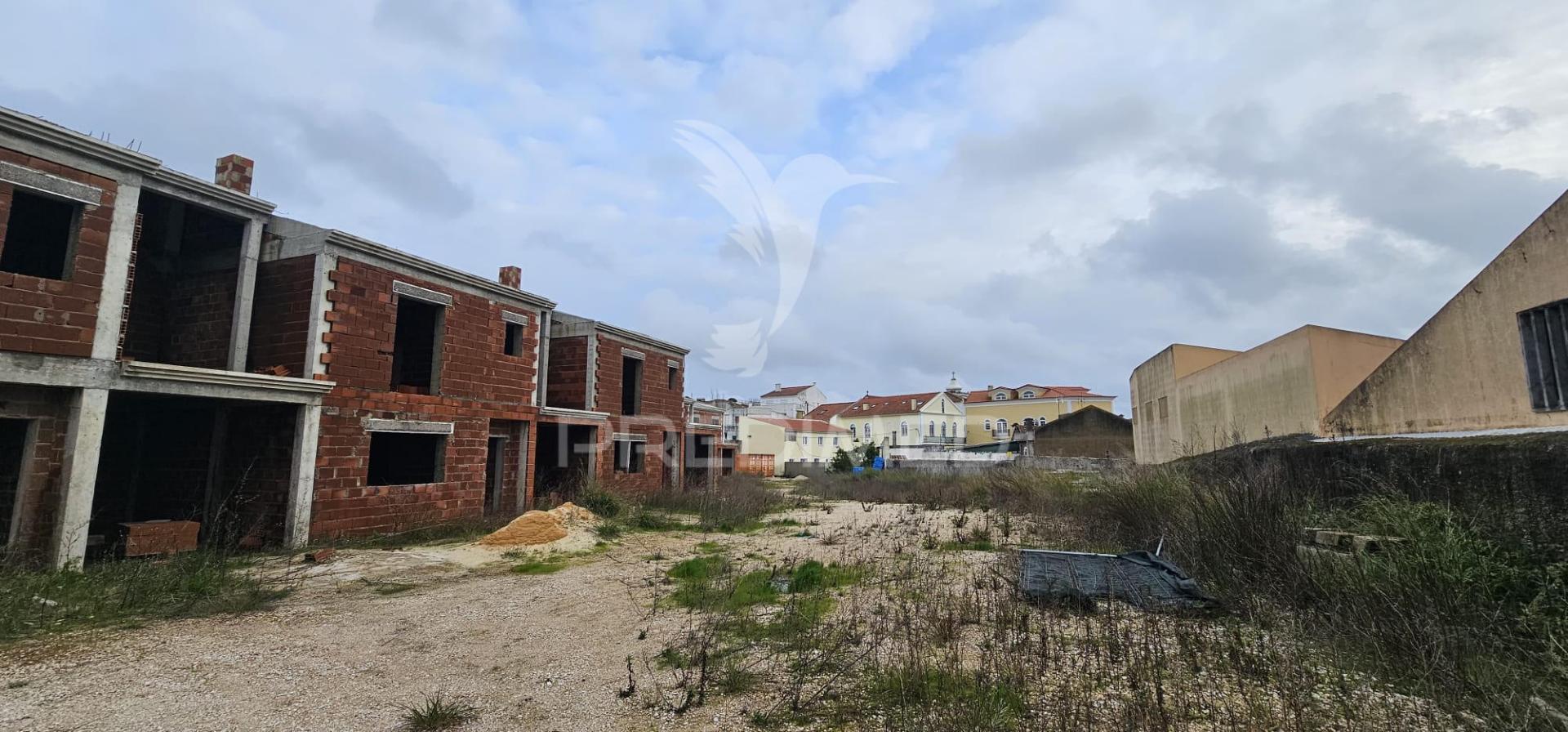 Terreno urbano com 6 moradias em construção