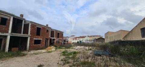 Terreno urbano com 6 moradias em construção