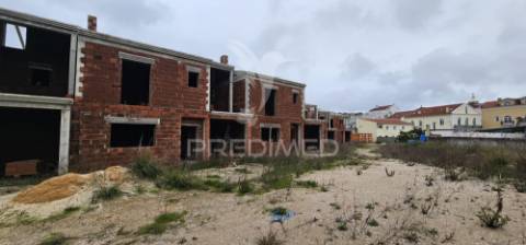 Terreno urbano com 6 moradias em construção