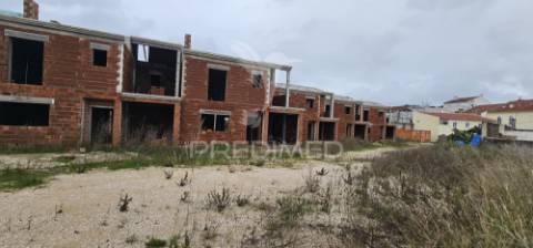 Terreno urbano com 6 moradias em construção