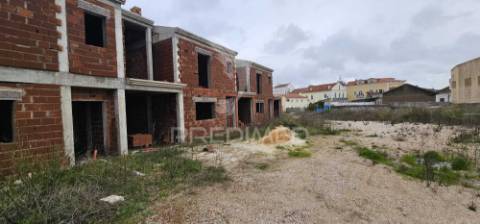 Terreno urbano com 6 moradias em construção