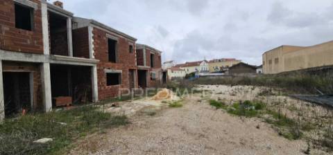 Terreno urbano com 6 moradias em construção