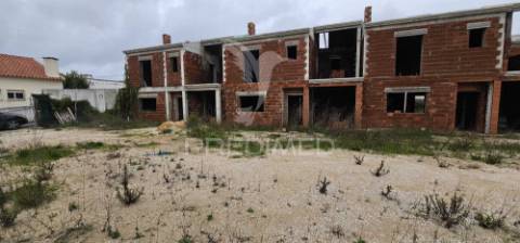 Terreno urbano com 6 moradias em construção