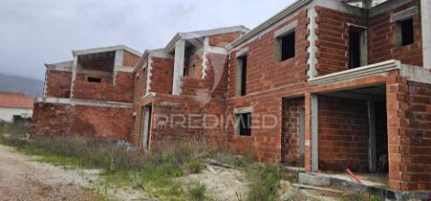 Terreno urbano com 6 moradias em construção