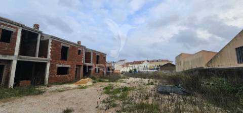 Terreno urbano com 6 moradias em construção