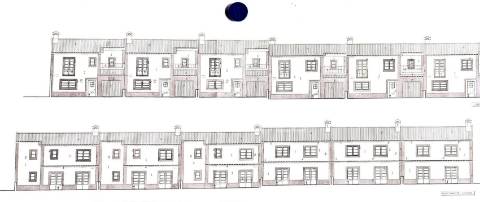 Terreno urbano com 6 moradias em construção