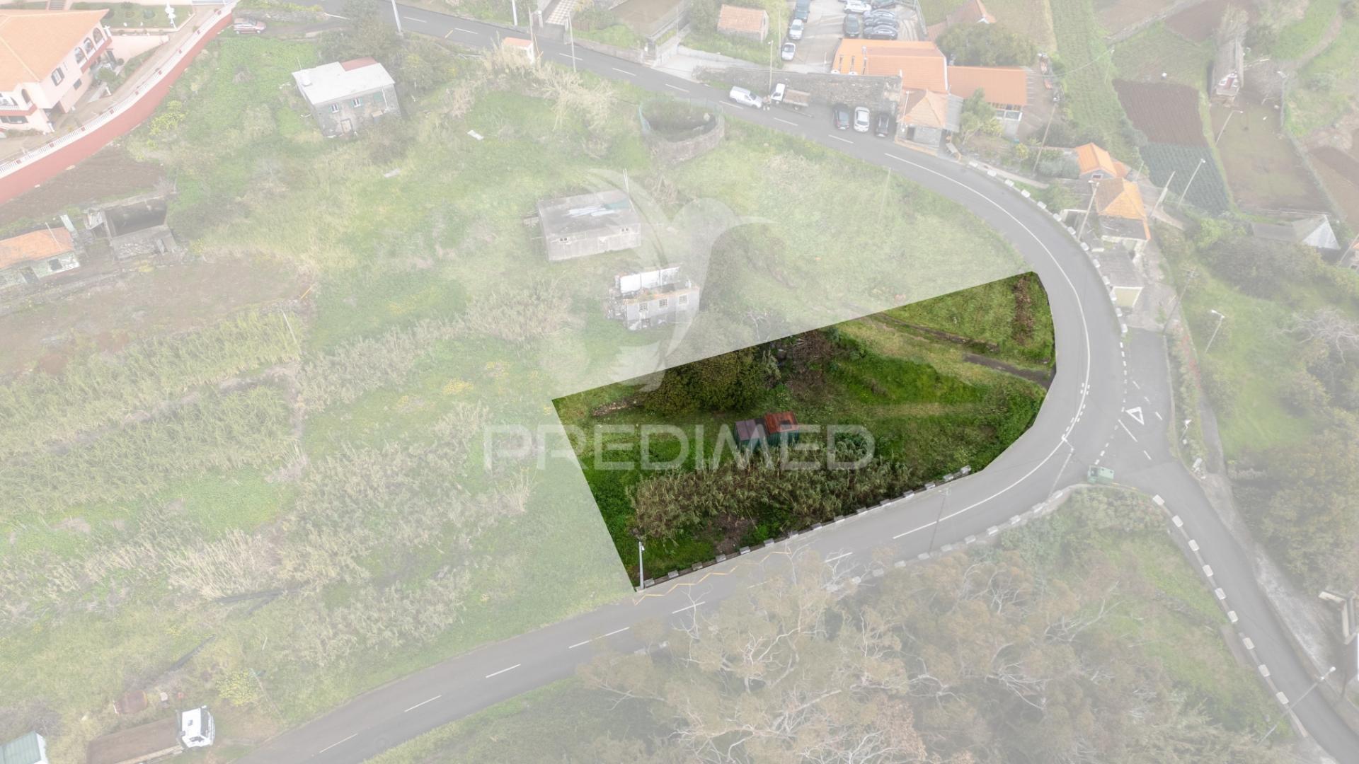 Terreno urbano com 920 m2 para construção no caniço