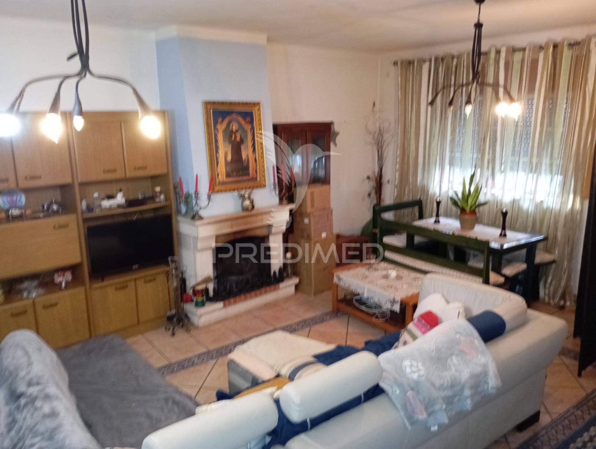 Casa t3 com anexos  garagem box e quintal  de 2700 m2 com furo