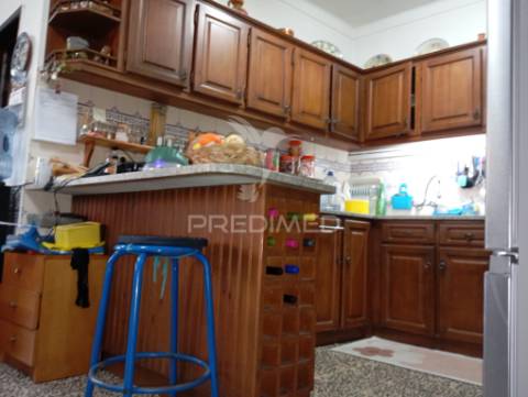 Casa t3 com anexos  garagem box e quintal  de 2700 m2 com furo