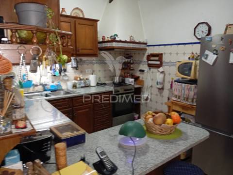 Casa t3 com anexos  garagem box e quintal  de 2700 m2 com furo