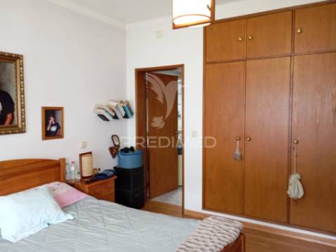 Casa t3 com anexos  garagem box e quintal  de 2700 m2 com furo