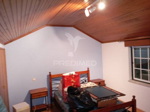 Casa t3 com anexos  garagem box e quintal  de 2700 m2 com furo