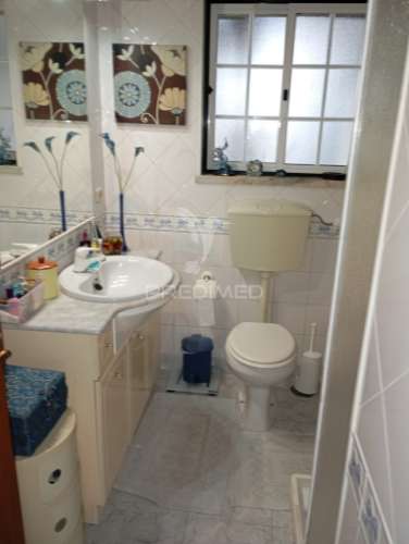 Casa t3 com anexos  garagem box e quintal  de 2700 m2 com furo