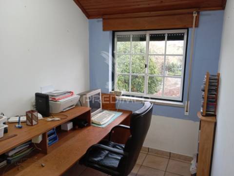 Casa t3 com anexos  garagem box e quintal  de 2700 m2 com furo