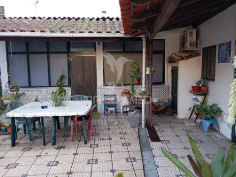 Casa t3 com anexos  garagem box e quintal  de 2700 m2 com furo