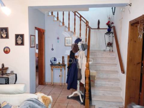 Casa t3 com anexos  garagem box e quintal  de 2700 m2 com furo