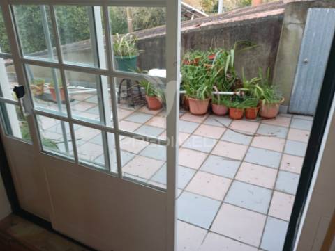 Casa t3 com anexos  garagem box e quintal  de 2700 m2 com furo