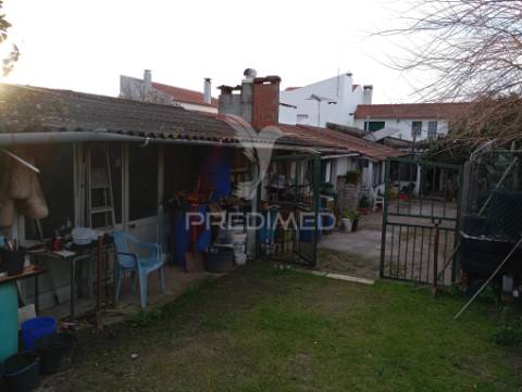 Casa t3 com anexos  garagem box e quintal  de 2700 m2 com furo