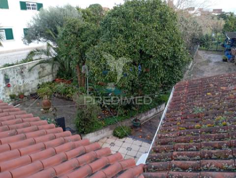 Casa t3 com anexos  garagem box e quintal  de 2700 m2 com furo