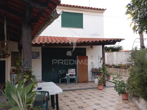 Casa t3 com anexos  garagem box e quintal  de 2700 m2 com furo