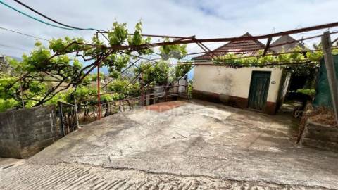 Terreno rústico com capacidade de construção na ponta do sol - ilha da madeira.