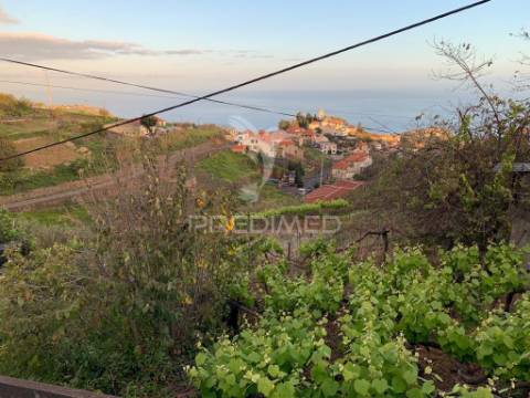 Terreno rústico com capacidade de construção na ponta do sol - ilha da madeira.