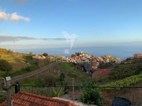 Terreno rústico com capacidade de construção na ponta do sol - ilha da madeira.