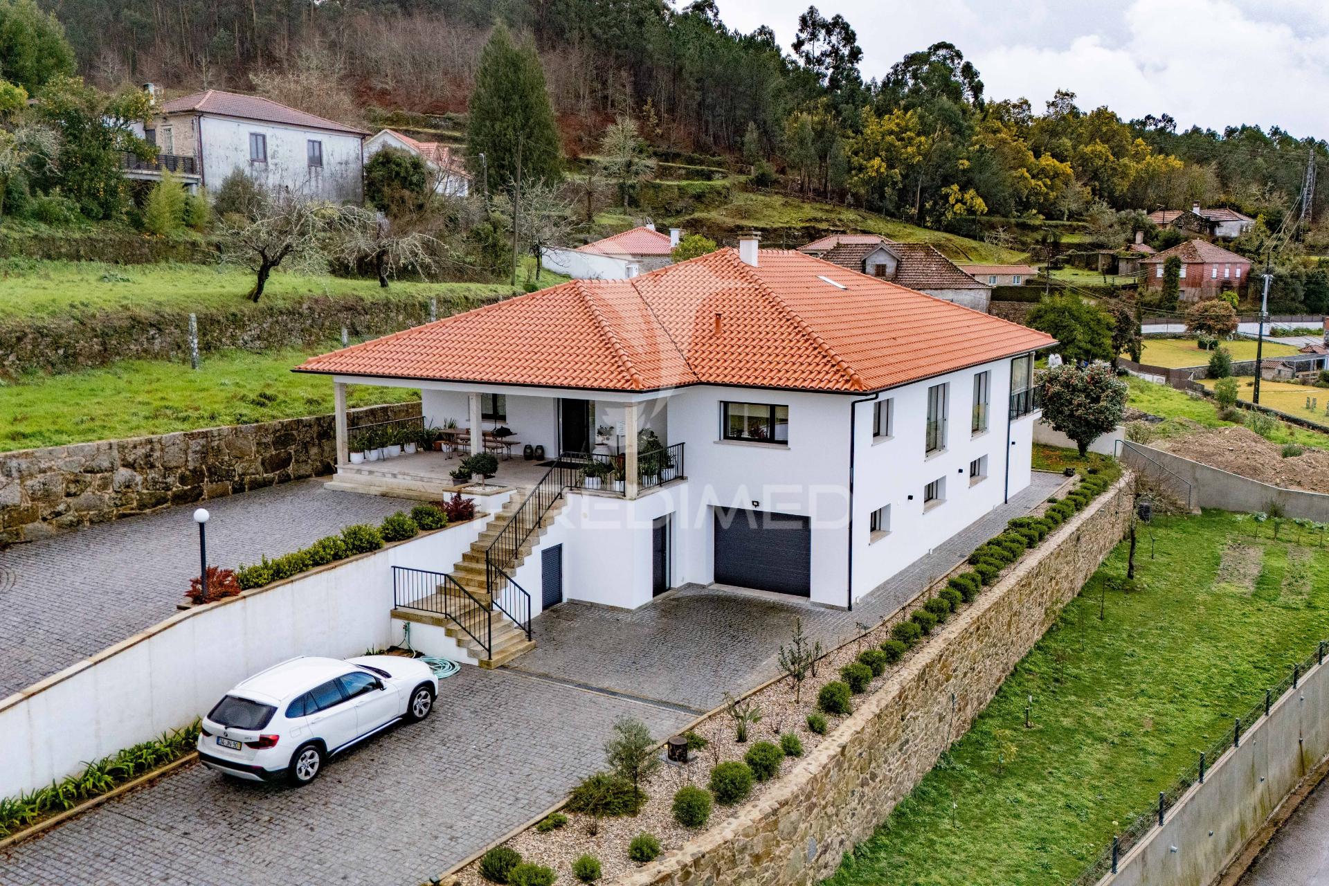 Moradia de excelência em rubiães – paredes de coura