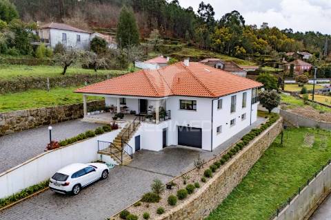 Moradia de excelência em rubiães – paredes de coura