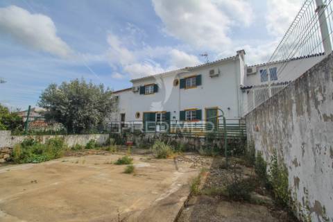 Moradia t3 com jardim e horta em santa eulália – elvas