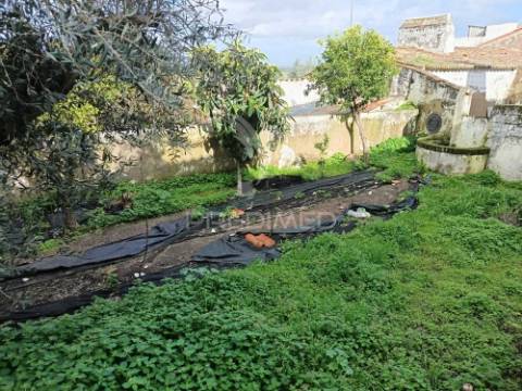 Moradia t3 com jardim e horta em santa eulália – elvas