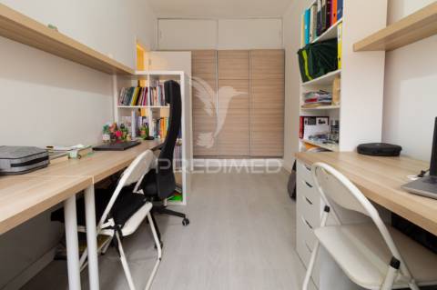 Apartamento t3 no seixal | 1º andar com excelente proximidade a serviços