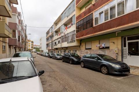 Apartamento t3 no seixal | 1º andar com excelente proximidade a serviços