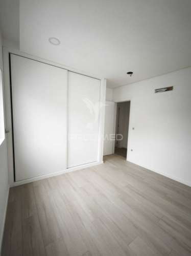 Moradia t2 totalmente remodelada com jardim e garagem