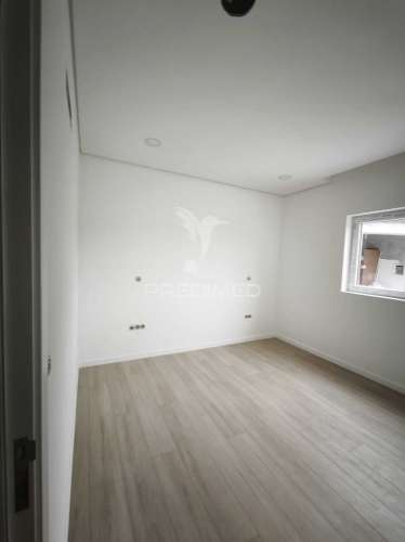 Moradia t2 totalmente remodelada com jardim e garagem