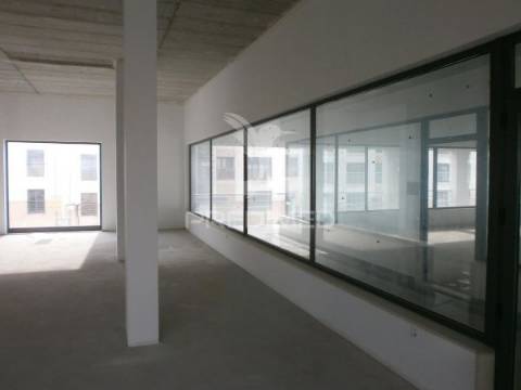 Loja ampla com garagem | pereira – bons acessos a coimbra