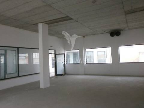 Loja ampla com garagem | pereira – bons acessos a coimbra