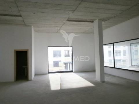 Loja ampla com garagem | pereira – bons acessos a coimbra