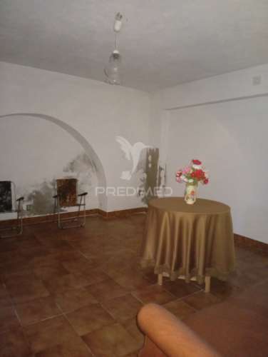 Moradia rc e 1º andar com quintal