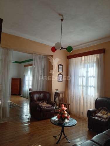 Moradia rc e 1º andar com quintal