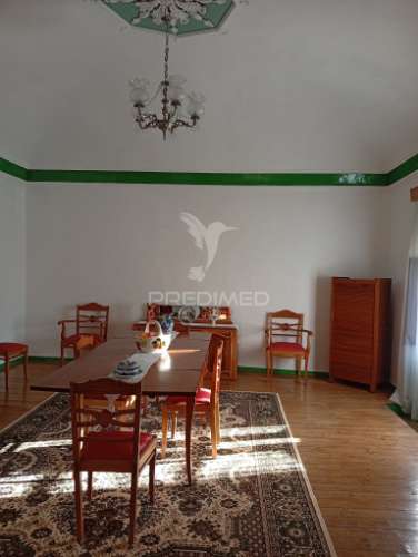 Moradia rc e 1º andar com quintal