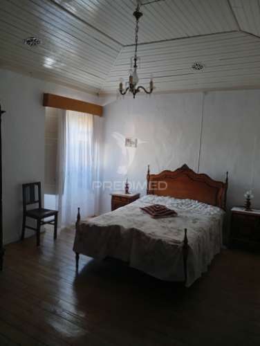 Moradia rc e 1º andar com quintal