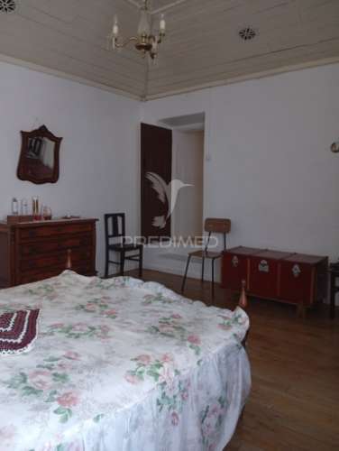 Moradia rc e 1º andar com quintal