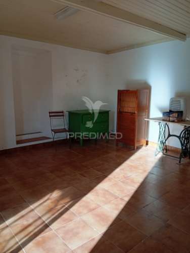 Moradia rc e 1º andar com quintal