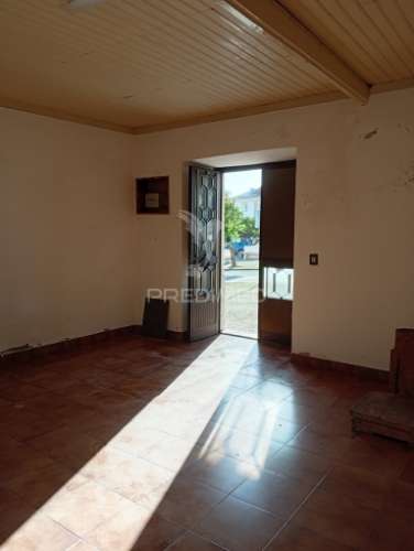 Moradia rc e 1º andar com quintal