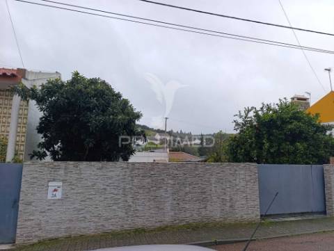 Moradia térrea- inserida num lote de terreno de 645m2-elvas