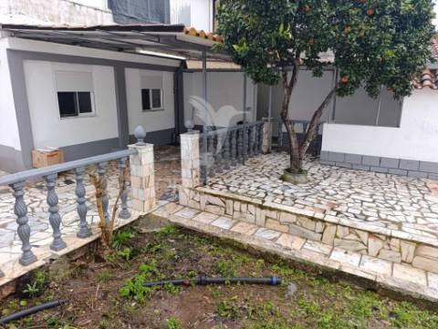 Moradia térrea- inserida num lote de terreno de 645m2-elvas