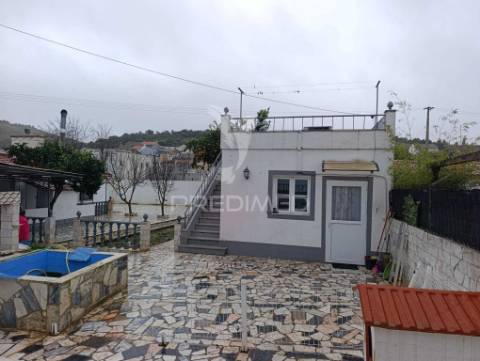 Moradia térrea- inserida num lote de terreno de 645m2-elvas