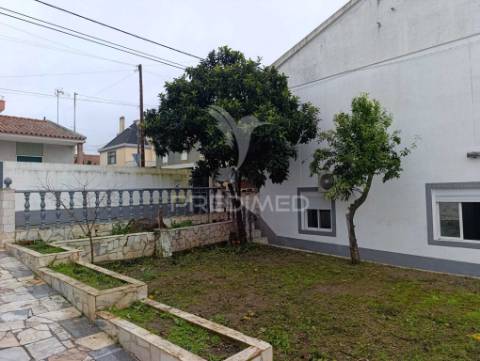 Moradia térrea- inserida num lote de terreno de 645m2-elvas